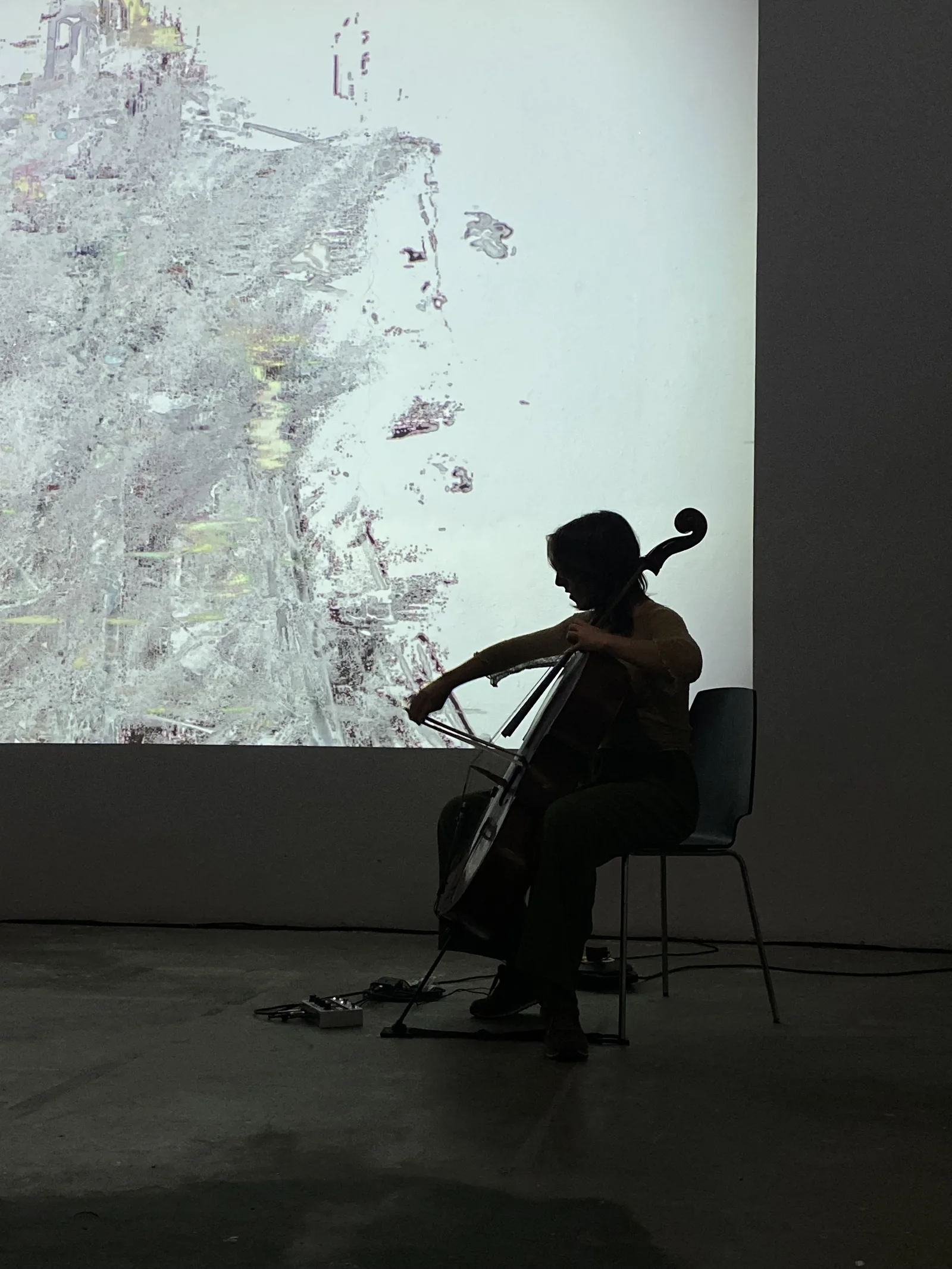 Simbiòtica, performance e instalación audiovisual de Pol Ros en Espronceda