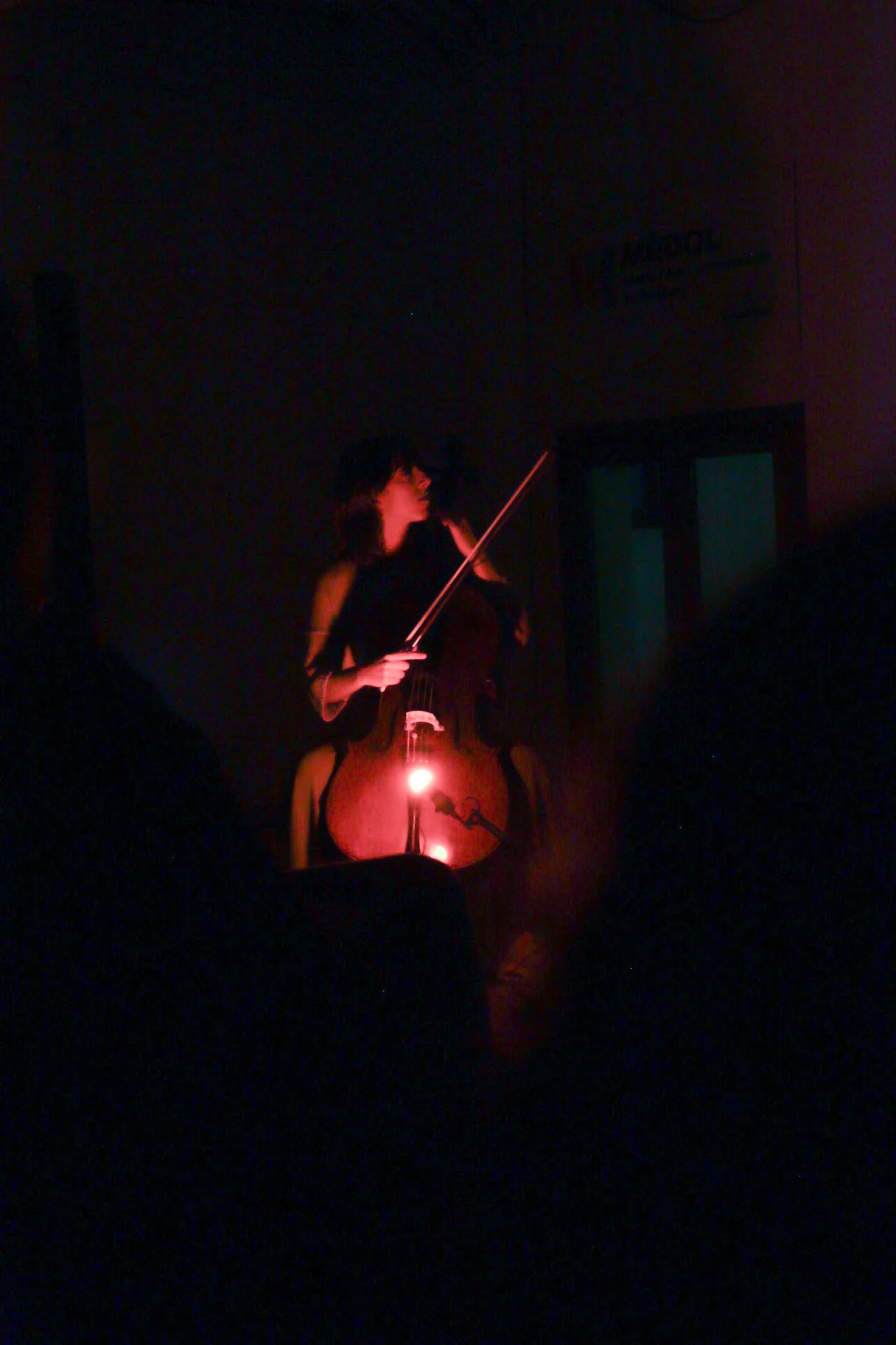 Simbiòtica, performance e instalación audiovisual de Pol Ros en Espronceda